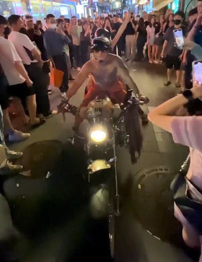 [서울=뉴시스] 서울 강남 등에서 상의를 탈의한 채 오토바이를 운전한 남성과 비키니를 입고 동승한 여성이 과다노출 혐의가 인정돼 검찰에 넘겨졌다. 2022.10.28. (사진 = SNS 캡쳐) *재판매 및 DB 금지