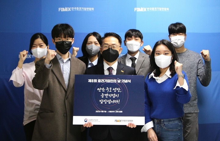 [서울=뉴시스] 이호준 한국중견기업연합회 상근부회장(앞줄 왼쪽에서 두번째)과 한국중견기업연합회 직원들이 중견기업 응원 릴레이 캠페인에서 기념촬영을 하고 있다. (사진=한국중견기업연합회 제공) 2022.10.28. photo@newsis.com *재판매 및 DB 금지