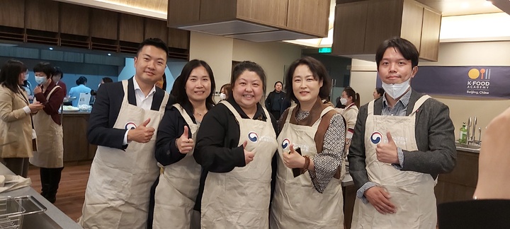 [인천공항=뉴시스] 홍찬선 기자 = 25일 중국 베이징에서 개최된 '엔데믹 시대의 변화하는 인천공항과 한국관광 세미나'에서 엄영희(오른쪽 두 번째) 공사 중국사무소장이 한국 요리 체험 행사에 참가한 중국 여행업계 관계자들과 기념 촬영을 하고 있다. (사진=인천공항공사 제공) 2022.10.28. photo@newsis.com  *재판매 및 DB 금지