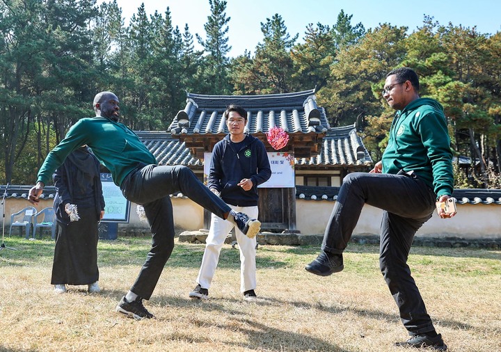 영남대학교 박정희새마을대학원 외국인 유학생들이 사물놀이와 제기차기, 투호던지기 등 한국 전통놀이를 즐기고 있다. *재판매 및 DB 금지