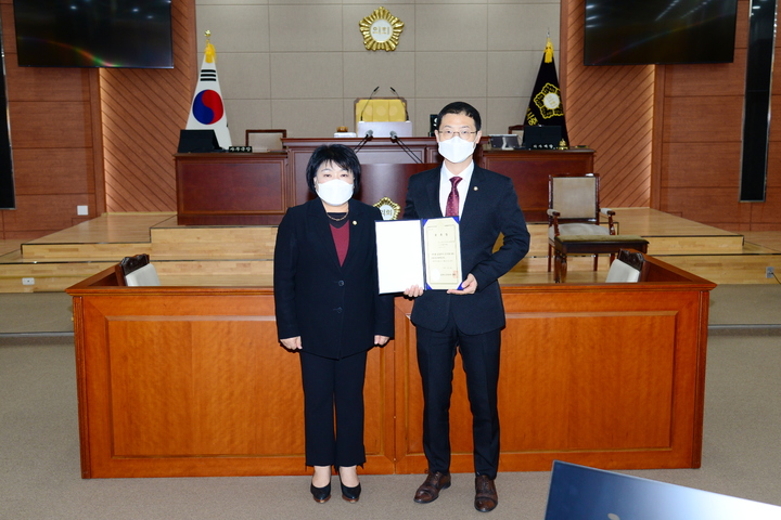 [울산=뉴시스] 구미현 기자 = 울산 중구의회는 28일 본회의장에서 김상욱 변호사를 법률고문으로 위촉했다. 2022.10.28. (사진=울산 중구의회 제공) photo@newsis.com *재판매 및 DB 금지