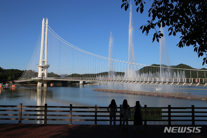 [서울=뉴시스] 예당호 출렁다리. (사진=뉴시스 DB). photo@newsis.com 
