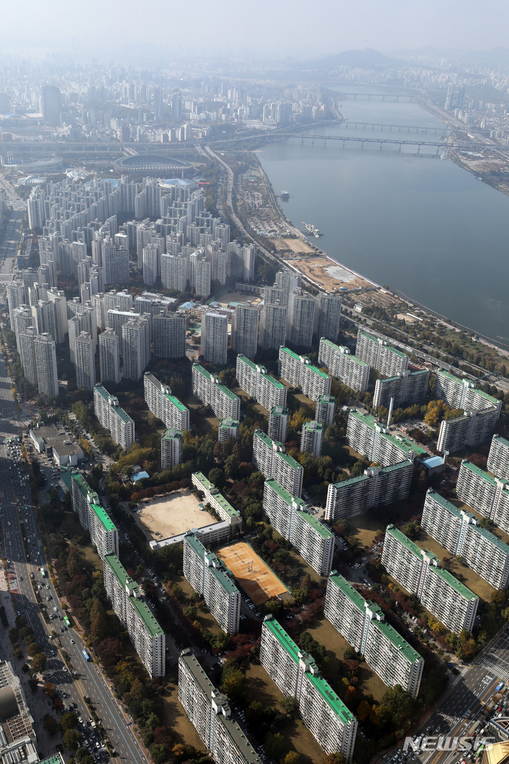 [서울=뉴시스] 김진아 기자 = 지난 27일 한국부동산원에 따르면 10월 넷째 주(24일 기준) 전국 주간 아파트가격 동향을 조사한 결과 매매가격이 0.28% 내리면서 지난주와 같은 하락폭을 나타냈다. 0.36% 내렸던 2012년 6월11일 이후 약 10년4개월 만에 가장 큰 폭의 하락이다. 서울 25개 자치구 중 가장 많이 떨어진 곳은 송파구(-0.38%→-0.43%)였다. 사진은 28일 서울 송파구 롯데월드타워 전망대 서울스카이에서 바라본 서울시내 아파트의 모습. 2022.10.28. bluesoda@newsis.com