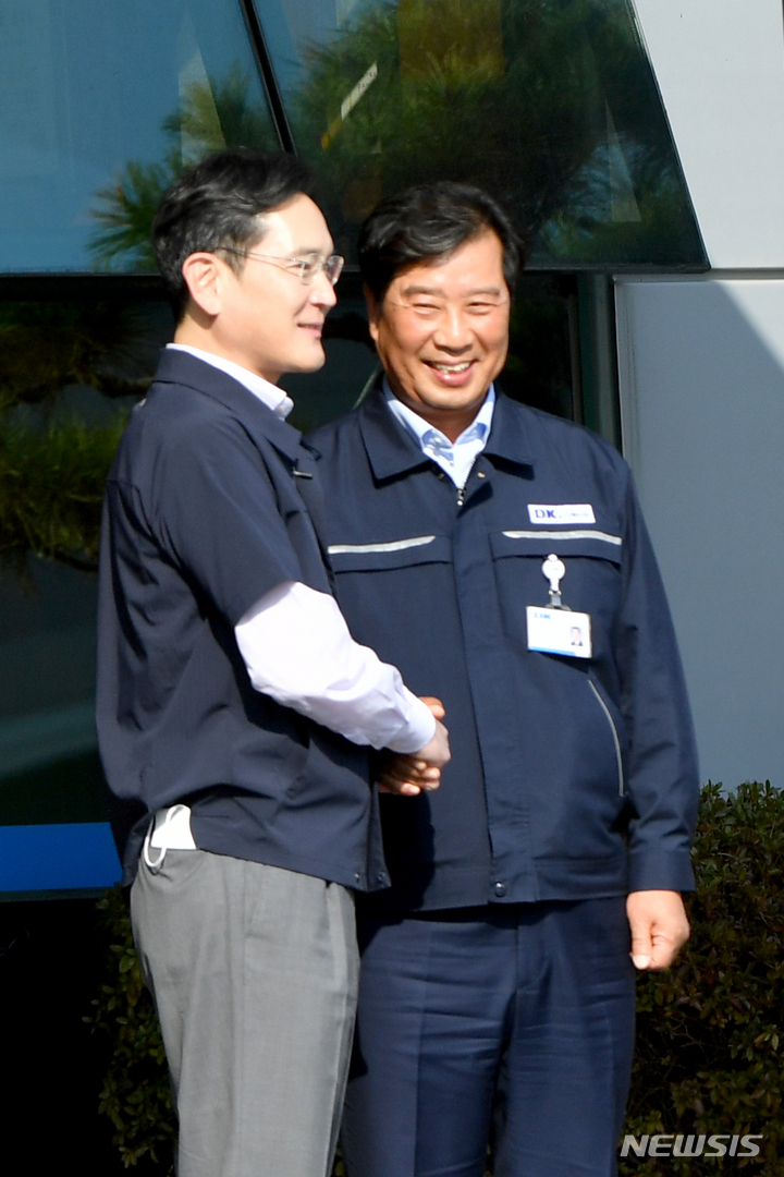 [광주=뉴시스] 김혜인 기자 = 취임 첫 행보로 광주의 상생 협력 현장을 찾은 삼성그룹 이재용 회장이 28일 오후 광주 광산구 장록동 디케이 협력업체 김보곤 회장과 악수하고 있다.2022.10.28. hyein0342@newsis.com