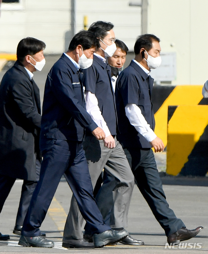 [광주=뉴시스] 김혜인 기자 = 취임 첫 행보로 광주의 상생 협력 현장을 찾은 삼성그룹 이재용 회장이 28일 오후 광주 광산구 장록동 디케이 협력업체를 둘러보고 있다.2022.10.28. hyein0342@newsis.com