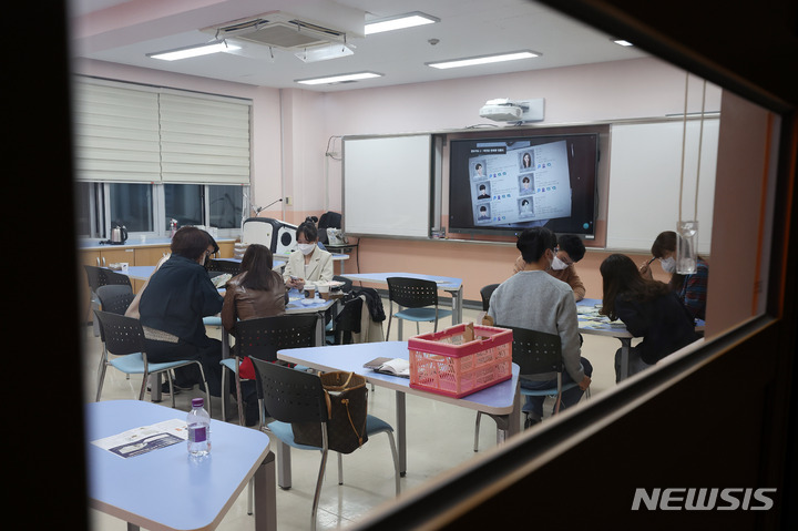 [서울=뉴시스] 백동현 기자 = 지난 20일 오후 서울 도봉구 창북중학교에서 '깊이 읽기 보드게임' 프로젝트 리디퍼 워크숍이 열리고 있다. 2022.10.29. livertrent@newsis.com