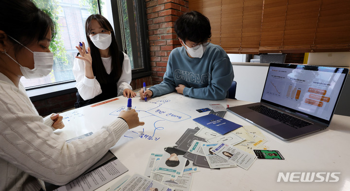 [서울=뉴시스] 백동현 기자 = 지난 21일 오전 서울 종로구 거꾸로캠퍼스에서 리디퍼 학생들이 회의하고 있다. 2022.10.29. livertrent@newsis.com