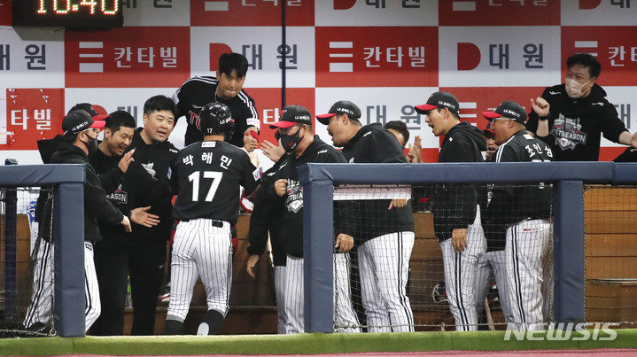 [서울=뉴시스] 정병혁 기자 = 28일 오후 서울 구로구 고척스카이돔에서 열린 2022 KBO 포스트시즌 플레이오프 4차전 LG 트윈스와 키움 히어로즈의 경기, 1회초 1사 주자 1, 2루 상황 LG 채은성 적시타 때 3루 주자 박해민이 홈인한 뒤 동료들의 축하를 받고 있다. 2022.10.28. jhope@newsis.com