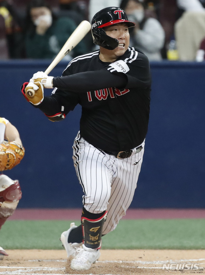 [서울=뉴시스] 정병혁 기자 = 28일 오후 서울 구로구 고척스카이돔에서 열린 2022 KBO 포스트시즌 플레이오프 4차전 LG 트윈스와 키움 히어로즈의 경기, 1회초 1사 주자 1루 상황 LG 김현수가 안타를 치고 있다. 2022.10.28. jhope@newsis.com