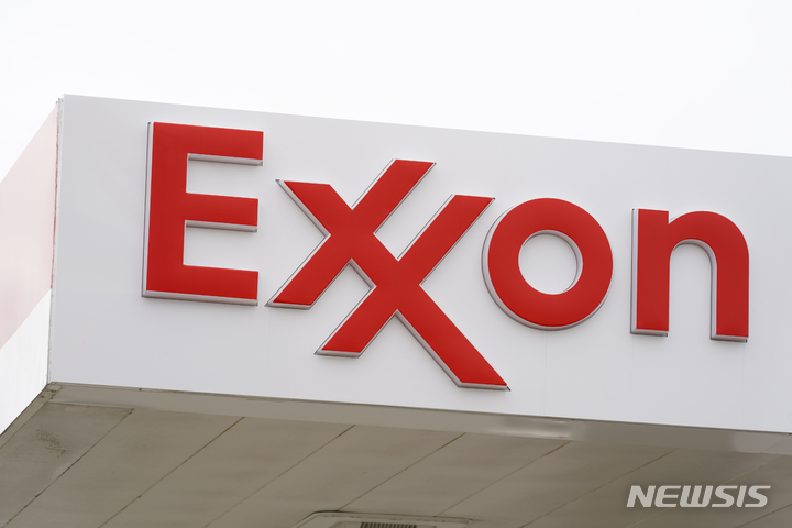 [어퍼다비(미 펜실베이니아주)=AP/뉴시스] 미 연방거래위원회(FTC)는 반독점법 위반 혐의를 받는 스콧 셰필드 전 최고경영자(CEO)가 이사회에 합류하지 않는 조건으로 엑손모빌의 파이어니어 인수 거래를 승인할 예정이라고 외신들이 1일(현지시각) 보도했다. 자료 사진에서 미 펜실베이니아주 어퍼다비에서 엑손모빌 주유소 표지판이 보이고 있다. 2024.05.02.
