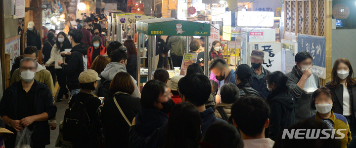 [전주=뉴시스] 김얼 기자 = 전주 남부시장 야시장이 코로나19에 잠정 중단했다가 재개장한 28일 전북 전주시 전주남부시장 일대가 야시장을 찾은 시민들로 발 디딜 틈 없이 북적이고 있다. 2022.10.28. pmkeul@newsis.com