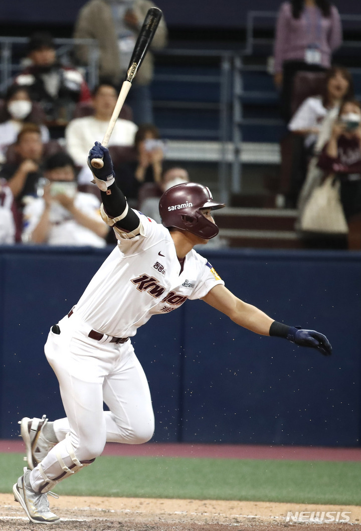 [서울=뉴시스] 정병혁 기자 = 28일 오후 서울 구로구 고척스카이돔에서 열린 2022 KBO 포스트시즌 플레이오프 4차전  LG 트윈스와 키움 히어로즈의 경기, 7회말 무사 주자 1루 상황 키움 이정후가 안타를 치고 있다. 2022.10.28. jhope@newsis.com