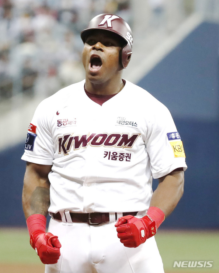[서울=뉴시스] 정병혁 기자 = 28일 오후 서울 구로구 고척스카이돔에서 열린 2022 KBO 포스트시즌 플레이오프 4차전  LG 트윈스와 키움 히어로즈의 경기, 7회말 1사 주자 1, 3루 상황 키움 푸이그가 1점 적시타를 친 뒤 포효하고 있다. 2022.10.28. jhope@newsis.com