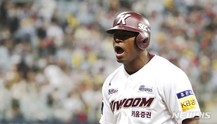 [서울=뉴시스] 정병혁 기자 = 28일 오후 서울 구로구 고척스카이돔에서 열린 2022 KBO 포스트시즌 플레이오프 4차전 LG 트윈스와 키움 히어로즈의 경기, 7회말 1사 주자 1, 3루 상황 키움 푸이그가 1점 적시타를 친 뒤 포효하고 있다. 2022.10.28. jhope@newsis.com