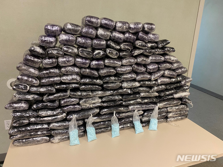 [로스앤젤레스= AP/뉴시스] 미국 로스앤젤레스 공항에서 압수된 펜타닐 봉지들이 7월 5일 공항 마약단속반에 의해 공개된 모습(AP자료사진). 최근에는 단속을 피하기 위해 빵속에 펜타닐 정제를 넣어 구운 제품들이 멕시코 국내에서 적발되고 있다. 