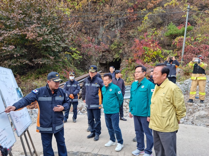 박현국 봉화군수가 아연광산 매몰사고 현장을 방문해 현황을 보고받고 있다. (사진=봉화군 제공) *재판매 및 DB 금지