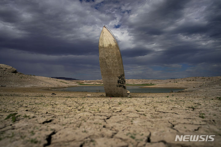 [ 볼더시티( 미 네바다주)=AP/뉴시스] 한발로 바닥이 드러난 콜로라도 강의 미드호에서 오랜 세월 전에 침몰했던 보트가 바닥에 꽂힌 채 2022년 6월 22일 모습을 드러냈다. 2023.07.20. 