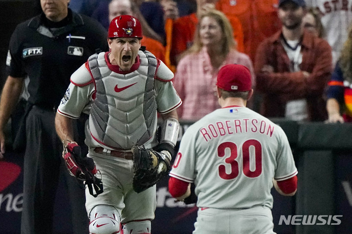 [휴스턴=AP/뉴시스]필라델피아 필리스 J.T 리얼무토가 29일(한국시간) 휴스턴 애스스트로스와 월드시리즈 1차전에서 승리한 뒤 포효하고 있다. 2022.10.29.