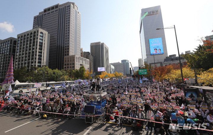 [서울=뉴시스] 김진아 기자 =  자유통일당 등 보수단체 관계자들이 29일 오후 서울 종로구 세종대로 일대에서 자유통일을 위한 천만서명 국민대회를 하고 있다. 2022.10.29. bluesoda@newsis.com