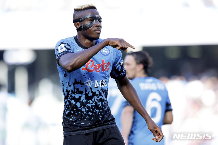 [나폴리=AP/뉴시스]안면 보호 마스크를 쓴 나폴리 오시멘. 2022.10.29.