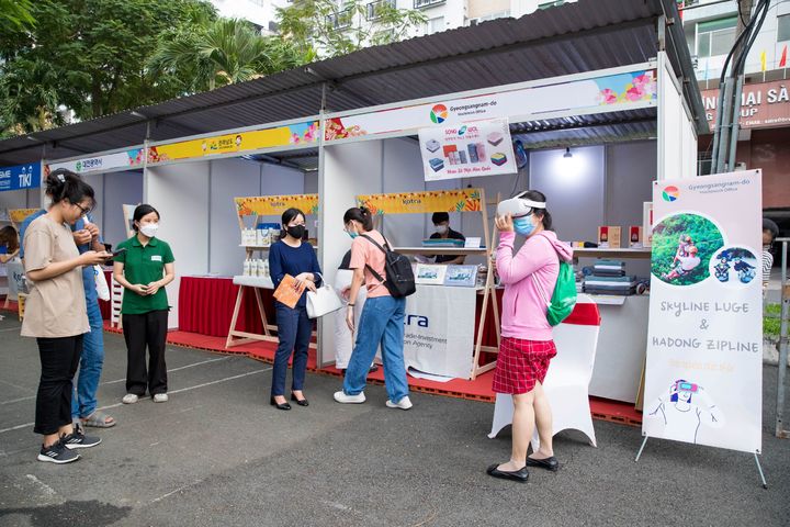 [서울=뉴시스]베트남 호치민에서 사무소를 운영 중인 지자체(경남도, 전남도, 대전시)도 각 지역의 식품, 생활용품 등 주요 제품을 베트남 소비자들에게 선보였다. 한 참관객이 경상남도 부스에 마련된 VR(가상현실) 기기를 체험하고 있다. (사진=코트라 제공) *재판매 및 DB 금지