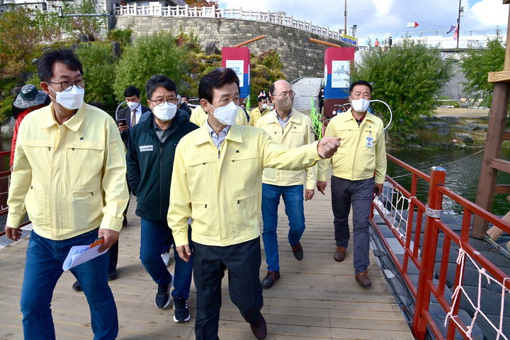 [진주=뉴시스] 조규일 진주시장은 30일 서울 용산구 이태원 할로윈 참사와 관련해 진주 10월축제 야외행사를 취소 및 연기하기로 결정하고 축제장 현장점검에 나섰다. *재판매 및 DB 금지