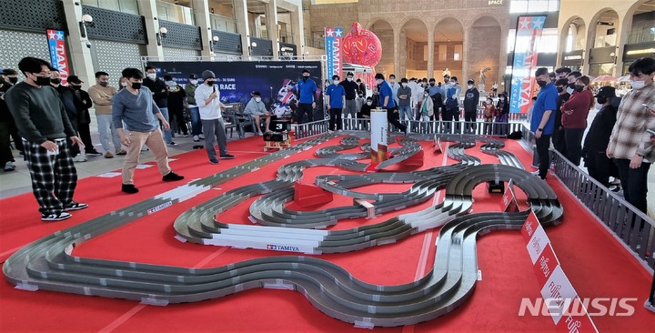 [인천=뉴시스] 송주현 기자 = 30일 인천시 중구 파라다이스 시티 플라자 1층 광장에서 열린 한국타미야 '2022 코리아 미니카 대회'에서 스피드 스톡 클래스 경기가 진행되고 있다. 2022.10.30 atia@newsis.com 