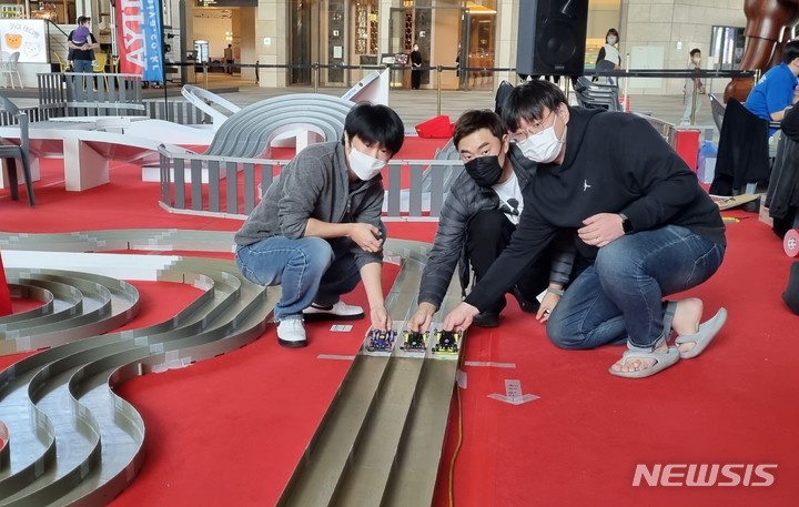 [인천=뉴시스] 송주현 기자 = 30일 인천시 중구 파라다이스 시티 플라자 1층 광장에서 열린 한국타미야 '2022 코리아 미니카 대회'에서 스피드 스톡 클래스 경기 참가한 선수들이 출발 신호를 기다리고 있다. 2022.10.30 atia@newsis.com 