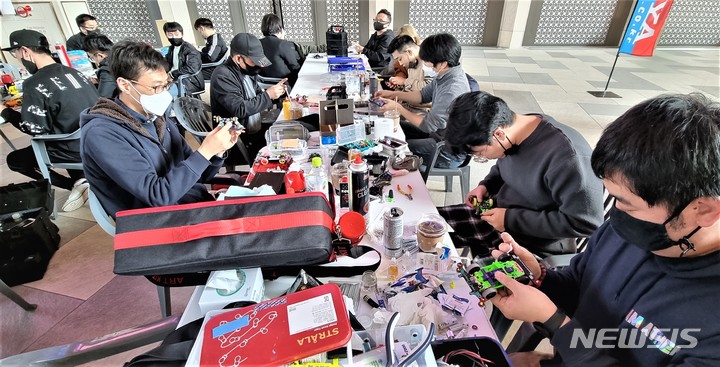 [인천=뉴시스] 송주현 기자 = 30일 인천시 중구 파라다이스 시티 플라자 1층 광장에서 열린 한국타미야 '2022 코리아 미니카 대회'에서 스피드 스톡 클래스 경기에 참가한 선수들이 출전하는 차를 점검하고 있다. 2022.10.30 atia@newsis.com 