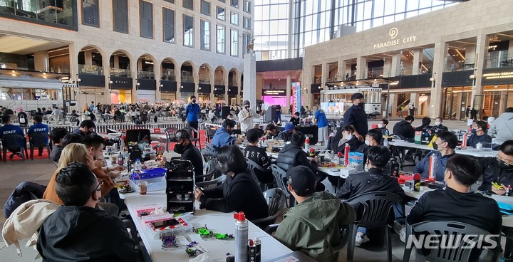 [인천=뉴시스] 송주현 기자 = 30일 인천시 중구 파라다이스 시티 플라자 1층 광장에서 열린 한국타미야 '2022 코리아 미니카 대회'에서 스피드 스톡 클래스 경기에 참가한 선수들이 대회 규정에 대한 설명을 듣고 있다. 2022.10.30 atia@newsis.com 