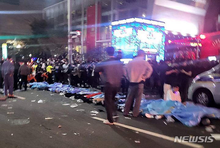 [서울=뉴시스] 백동현 기자 = 지난 29일 밤 서울 용산구 이태원 일대에서 대규모 심정지 사고가 발생해 소방대원들이 현장을 수습하고 있다.  (사진=독자 제공) 2022.10.30. photo@newsis.com