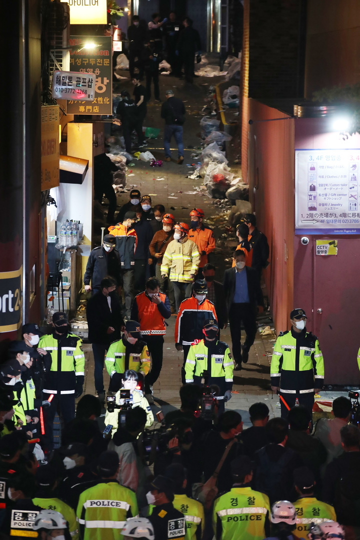 [서울=뉴시스] 김진아 기자 = 지난달 29일 밤 서울 용산구 이태원 일대에서 대규모 심정지 사고가 발생해 30일 새벽 경찰 및 소방구급 대원들이 현장을 수습하고 있다. 경찰에 따르면 이날 이태원에는 10만명 이상의 인파가 몰렸다. 2022.10.30. bluesoda@newsis.com