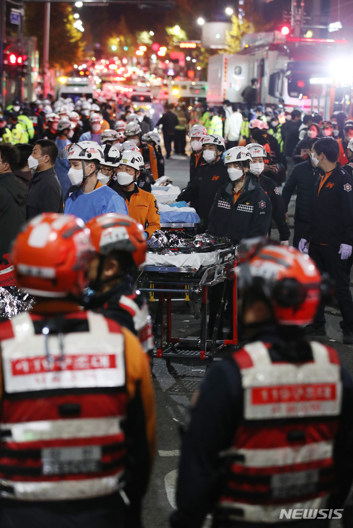 [서울=뉴시스] 김진아 기자 = 지난 29일 밤 서울 용산구 이태원 일대에서 대규모 압사사고가 발생해 30일 새벽 소방구급 대원들이 사망자를 이송하기 위해 대기하고 있다. 30일 오전 2시40분 기준 이태원 핼러윈 압사 사고와 관련해 120명이 사망한 것으로 확인됐다. 부상자는 100명으로 사망자는 더 늘 것으로 보인다. 2022.10.30. bluesoda@newsis.com