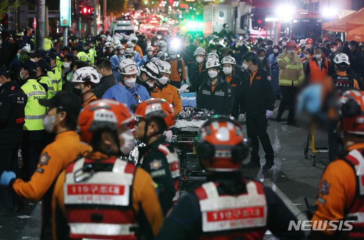 [서울=뉴시스] 김진아 기자 = 2022년 10월 29일 밤 서울 용산구 이태원 일대에서 대규모 압사사고가 발생해 30일 새벽 소방구급 대원들이 사망자를 이송하기 위해 대기하고 있다. 2022.10.30. bluesoda@newsis.com