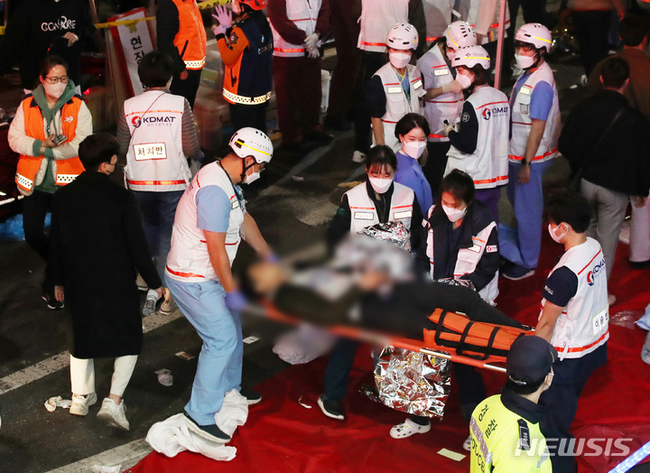 [서울=뉴시스] 김진아 기자 = 지난 29일 밤 서울 용산구 이태원 일대에서 대규모 압사사고가 발생해 30일 새벽 의료진들이 부상자 구조활동을 하고 있다. 30일 오전 2시40분 기준 이태원 핼러윈 압사 사고와 관련해 120명이 사망한 것으로 확인됐다. 부상자는 100명으로 사망자는 더 늘 것으로 보인다. 2022.10.30. bluesoda@newsis.com