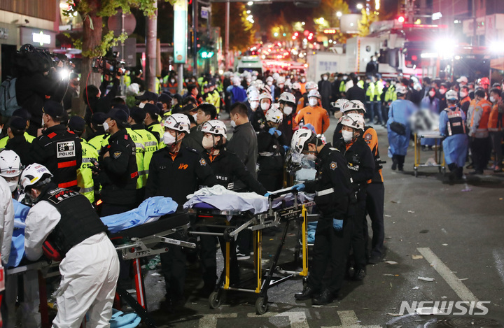 [서울=뉴시스] 김진아 기자 = 지난 29일 밤 서울 용산구 이태원 일대에서 대규모 압사사고가 발생해 30일 새벽 소방구급 대원들이 현장을 수습하고 있다. 30일 오전 2시40분 기준 이태원 핼러윈 압사 사고와 관련해 120명이 사망한 것으로 확인됐다. 부상자는 100명으로 사망자는 더 늘 것으로 보인다. 2022.10.30. bluesoda@newsis.com