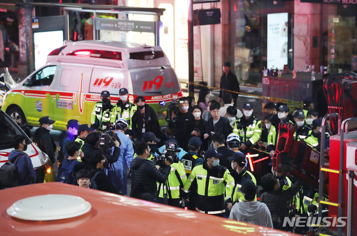 [서울=뉴시스] 김진아 기자 = 지난 29일 밤 서울 용산구 이태원 일대에서 대규모 압사사고가 발생해 30일 새벽 소방구급 대원들이 현장을 수습하고 있다. 30일 오전 2시40분 기준 이태원 핼러윈 압사 사고와 관련해 120명이 사망한 것으로 확인됐다. 부상자는 100명으로 사망자는 더 늘 것으로 보인다. 2022.10.30. bluesoda@newsis.com