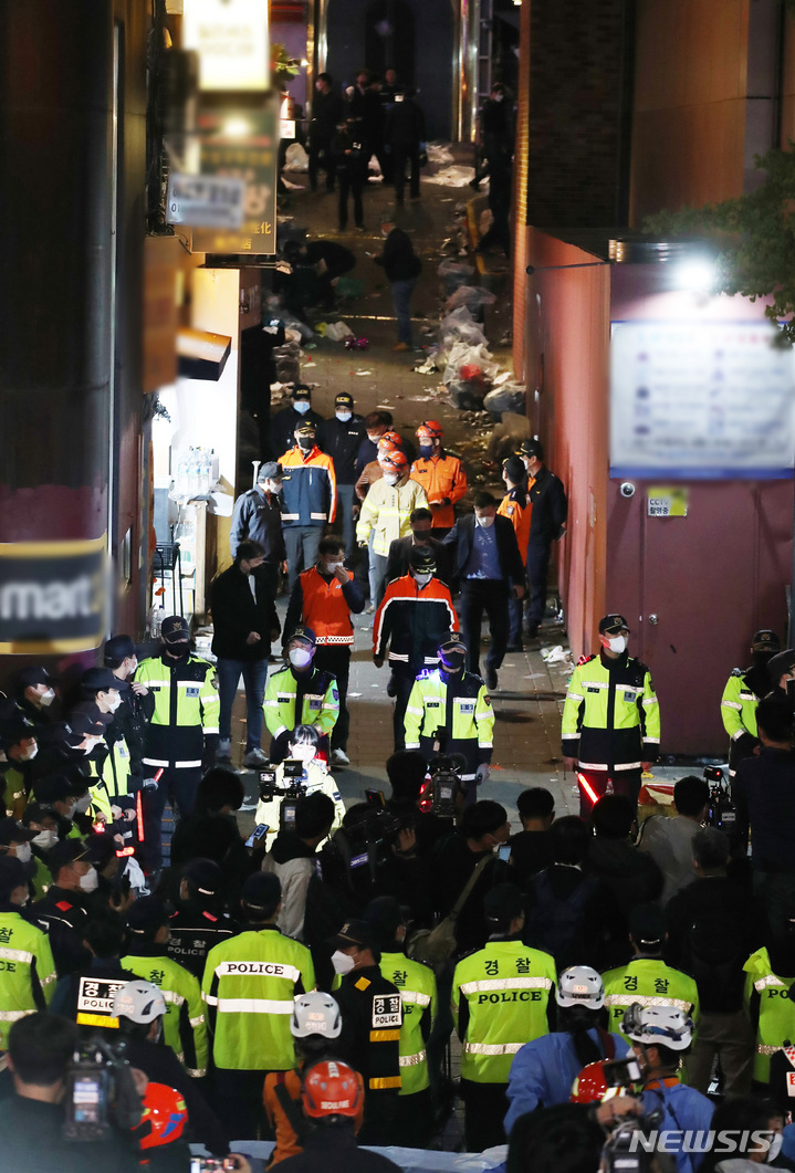 [서울=뉴시스]&nbsp; 지난 29일 밤 서울 용산구 이태원 일대에서 대규모 압사사고가 발생해 30일 새벽 소방구급 대원들이 현장을 수습하고 있다.&nbsp; 