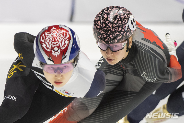 [몬트리올=AP/뉴시스] 레이스 펼치는 최민정. 2022.10.30