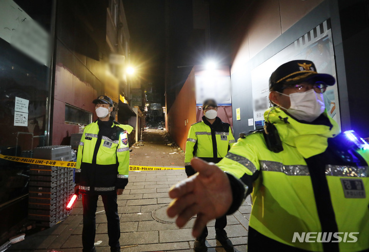 [서울=뉴시스] 김진아 기자 = 지난 29일 밤 서울 용산구 이태원 일대에서 대규모 압사사고가 발생해 30일 새벽 경찰들이 현장을 통제하고 있다. 2022.10.30. bluesoda@newsis.com