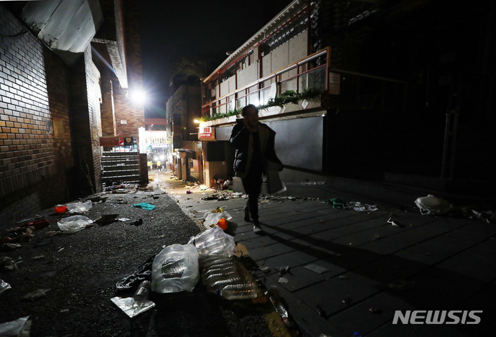 [서울=뉴시스] 김진아 기자 = ﻿'이태원 참사' 이후 시민 사회 전반엔 인파 과밀에 따른 경찰 현장 통제 요청이 급증하는 등 압사 공포증이 퍼져 있었다. 그러나 여전히 올 1월 정부가 내놓은 '국가안전시스템 개편' 이행률은 21.6%에 그치는 등 미진한 상황인 것으로 조사됐다. 사진은 지난해 10월30일 참사 발생 이후 새벽 사고 현장.  2022.10.30. bluesoda@newsis.com