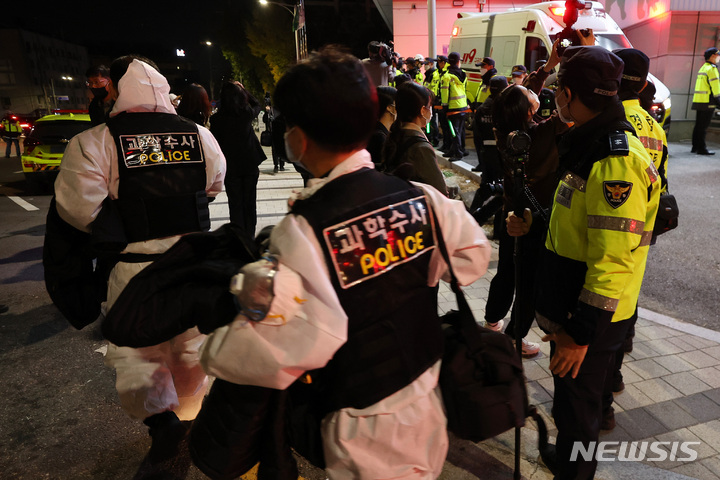 [서울=뉴시스] 백동현 기자 = 지난 29일 밤 서울 용산구 이태원 일대에서 대규모 압사 사고가 발생한 가운데 30일 새벽 원효로 다목적체육관에서 시신 신원확인을 마친 과학수사경찰들이 빠져나오고 있다. 경찰에 따르면 이날 사망자 중 46구의 시신을 이곳에 안치해둔 상태다. 2022.10.30. livertrent@newsis.com