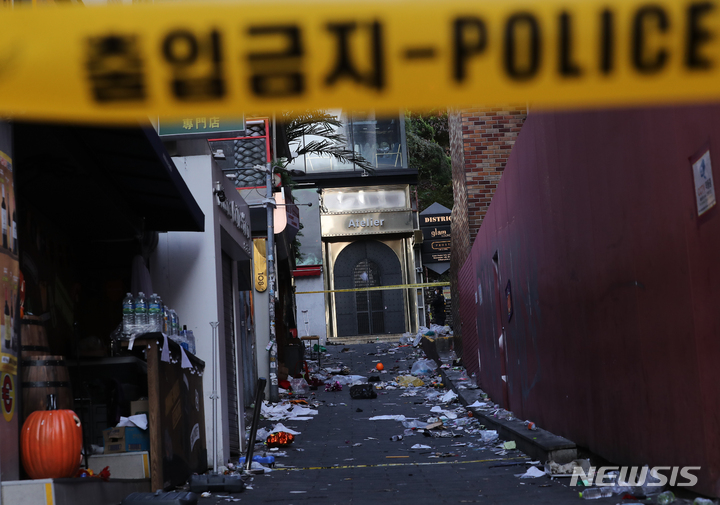 [서울=뉴시스] 김금보 기자 = 30일 오전 서울 용산구 이태원 압사 사고 현장 인근이 통제되고 있다. 소방당국은 전날 밤 발생한 이번 압사사고로 인한 피해를 30일 오전 9시 기준 사망 151명, 부상 82명으로 총 233명의 사상자가 발생한 것으로 집계했다. 2022.10.30. kgb@newsis.com