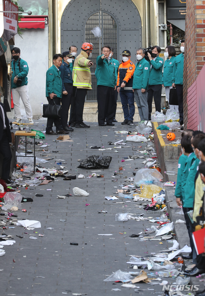 [서울=뉴시스] 김금보 기자 = 윤석열 대통령이 30일 오전 서울 용산구 이태원 압사 사고 현장을 살펴보고 있다. 2022.10.30. kgb@newsis.com