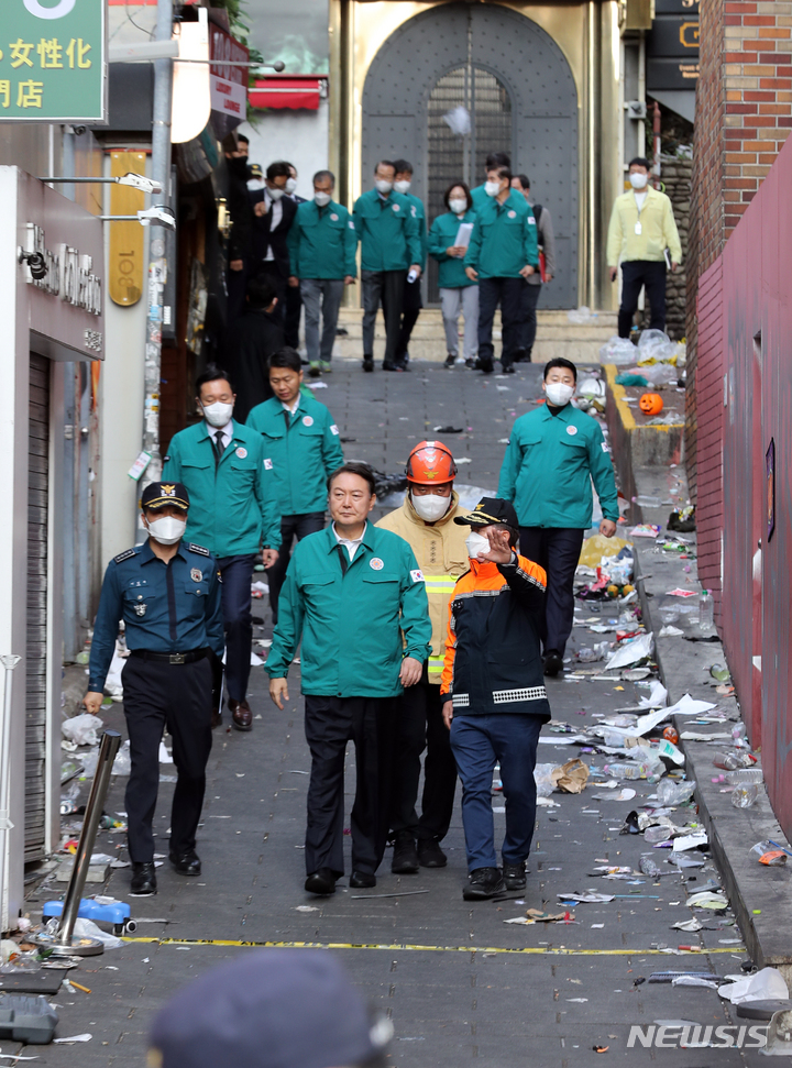 [서울=뉴시스] 김금보 기자 = 윤석열 대통령이 30일 오전 서울 용산구 이태원 압사 사고 현장을 살펴보고 있다. 2022.10.30. kgb@newsis.com