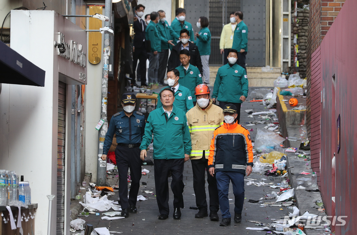 [서울=뉴시스] 김금보 기자 = 윤석열 대통령이 30일 오전 서울 용산구 이태원 압사 사고 현장을 살펴보고 있다. 2022.10.30. kgb@newsis.com
