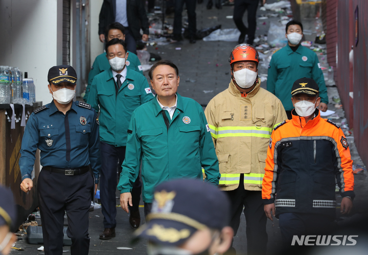 [서울=뉴시스] 김금보 기자 = 윤석열 대통령이 30일 오전 서울 용산구 이태원 압사 사고 현장을 살펴보고 있다. 2022.10.30. kgb@newsis.com