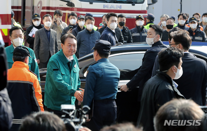 [서울=뉴시스] 김금보 기자 = 윤석열 대통령이 30일 오전 서울 용산구 이태원 압사 사고 현장을 살펴본 뒤 현장을 떠나며 이임재 용산경찰서장과 악수하고 있다. 2022.10.30. kgb@newsis.com