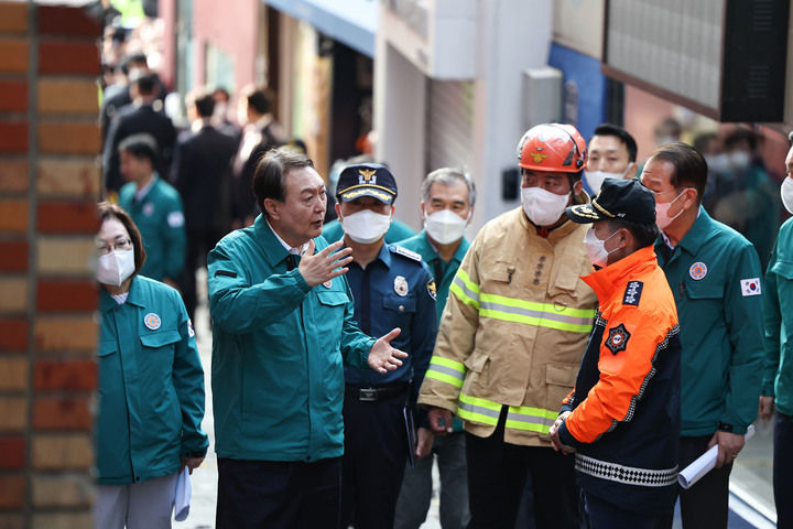 [서울=뉴시스] 윤석열 대통령이 30일 오전 서울 용산구 이태원 핼러윈 사고 현장을 찾아 상황을 보고 받고 있다. (사진=대통령실 제공) 2022.10.30. photo@newsis.com *재판매 및 DB 금지