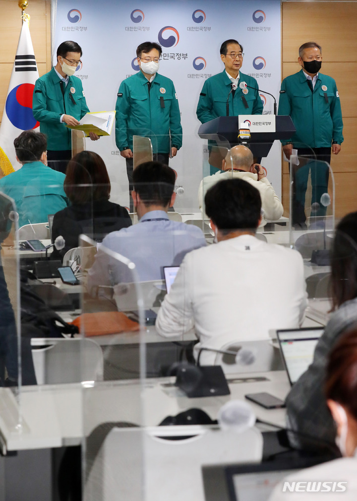 [서울=뉴시스] 배훈식 기자 = 30일 오후 서울 종로구 정부서울청사 브리핑실에서 한덕수 총리가 이태원 사고 중앙재난안전대책본부 회의 결과 브리핑을 하고 있다. 왼쪽부터 방문규 국무조정실장, 조규홍 보건복지부 장관, 한 총리, 이상민 행정안전부 장관. 2022.10.30. dahora83@newsis.com